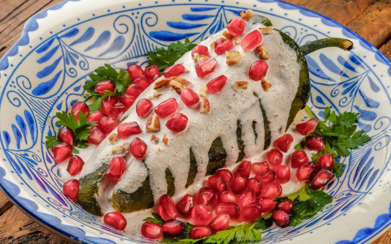 Chiles en nogada y vino: el maridaje más patriota del año con vinos de Valle de Guadalupe