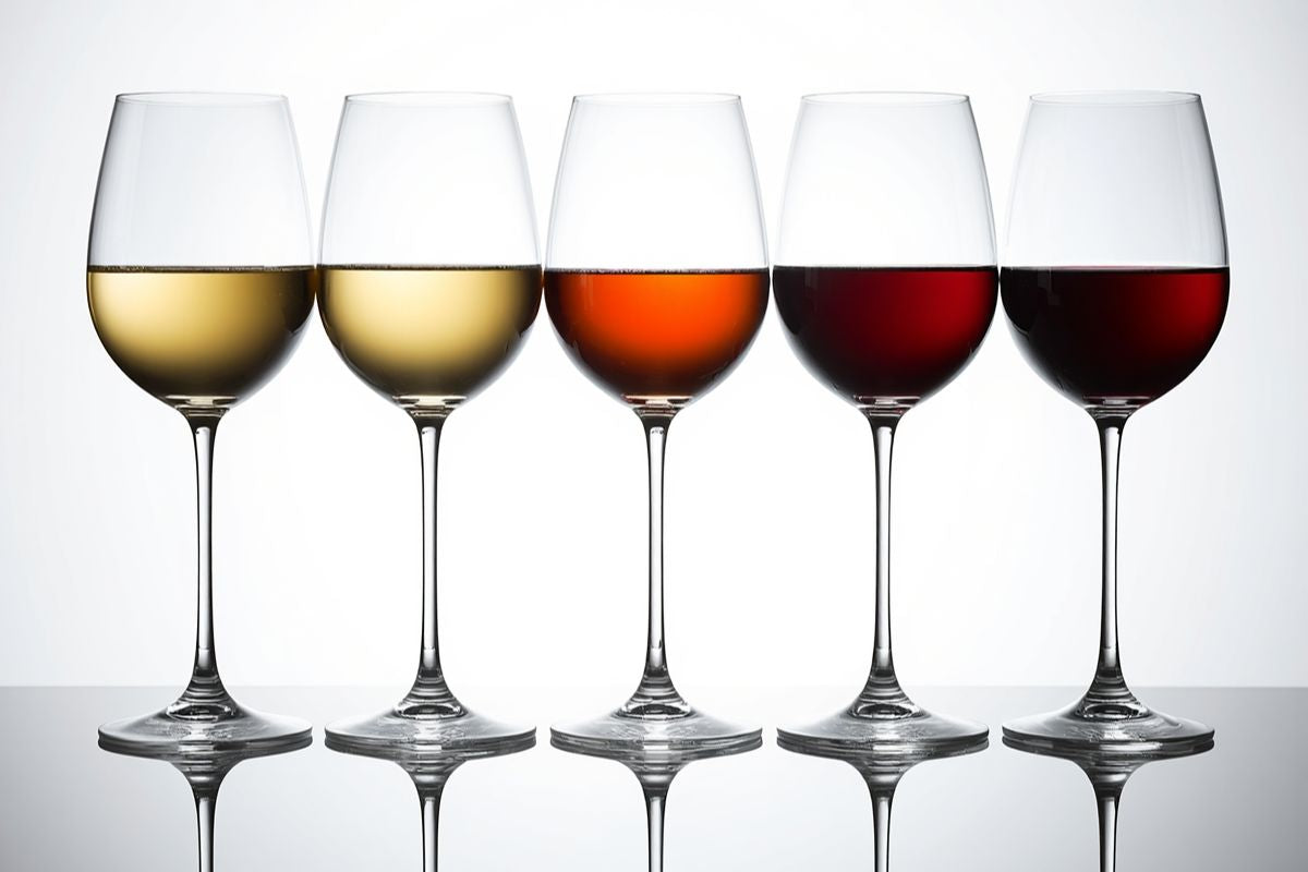 El color del vino: lo que la tonalidad revela sobre su edad, uva y origen