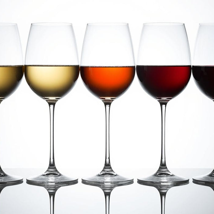 El color del vino: lo que la tonalidad revela sobre su edad, uva y origen